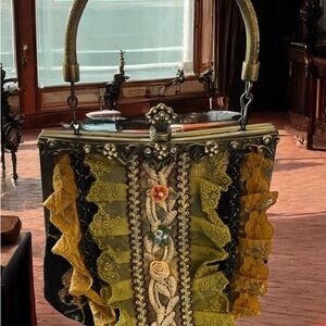 Vintage Estilo Lace and Floral Handbag